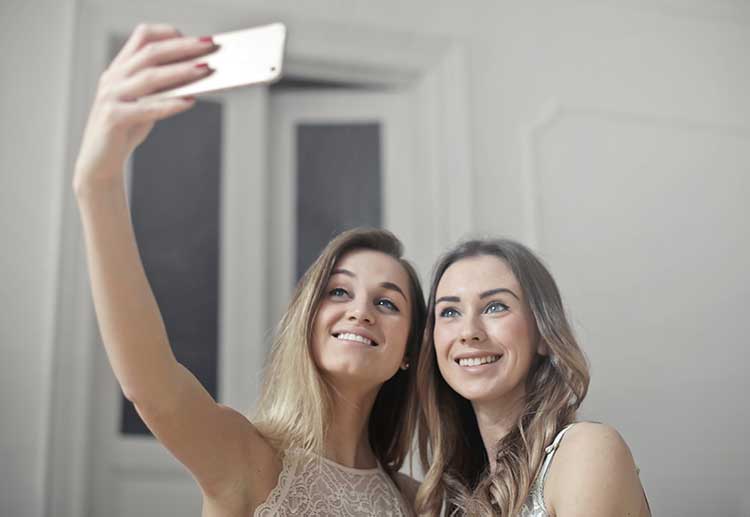 pretty teen girl taking selfies with her smart phone Stock Photo - Alamy