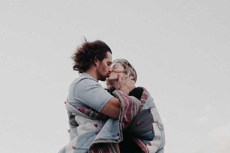 forehead kiss | Fotos de relación, Fotos de amor parejas, Fotos lindas de  parejas