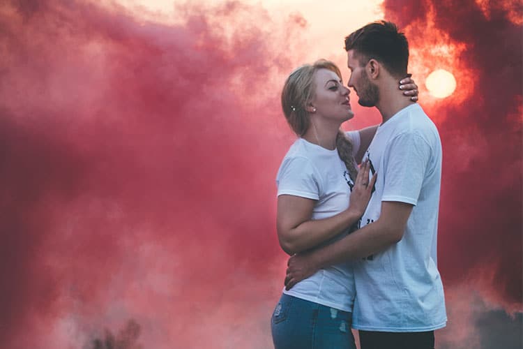48 Natural Couple Poses for Weddings, Instagram, Selfies & More